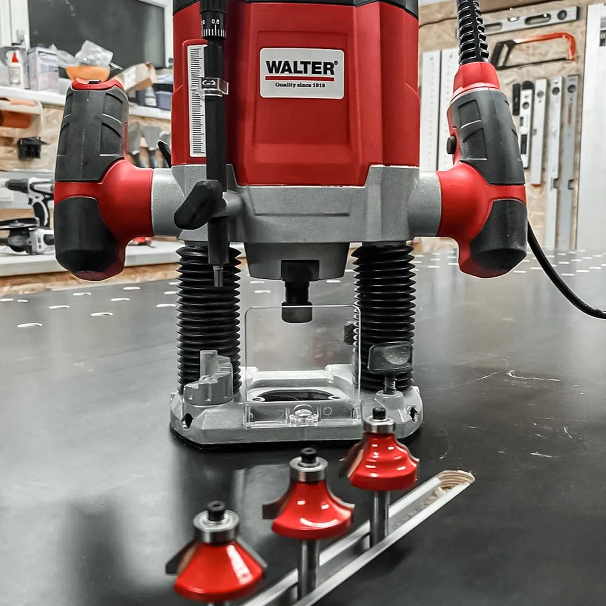 WALTER Fräser-Set: 50-teilig, hochwertiger Carbonstahl, universeller 8 mm Schaft, hartmetallbestückte Klinge. Inklusive Nut- und Fasefräsern. Mit Aluminiumkoffer für sicheren Transport