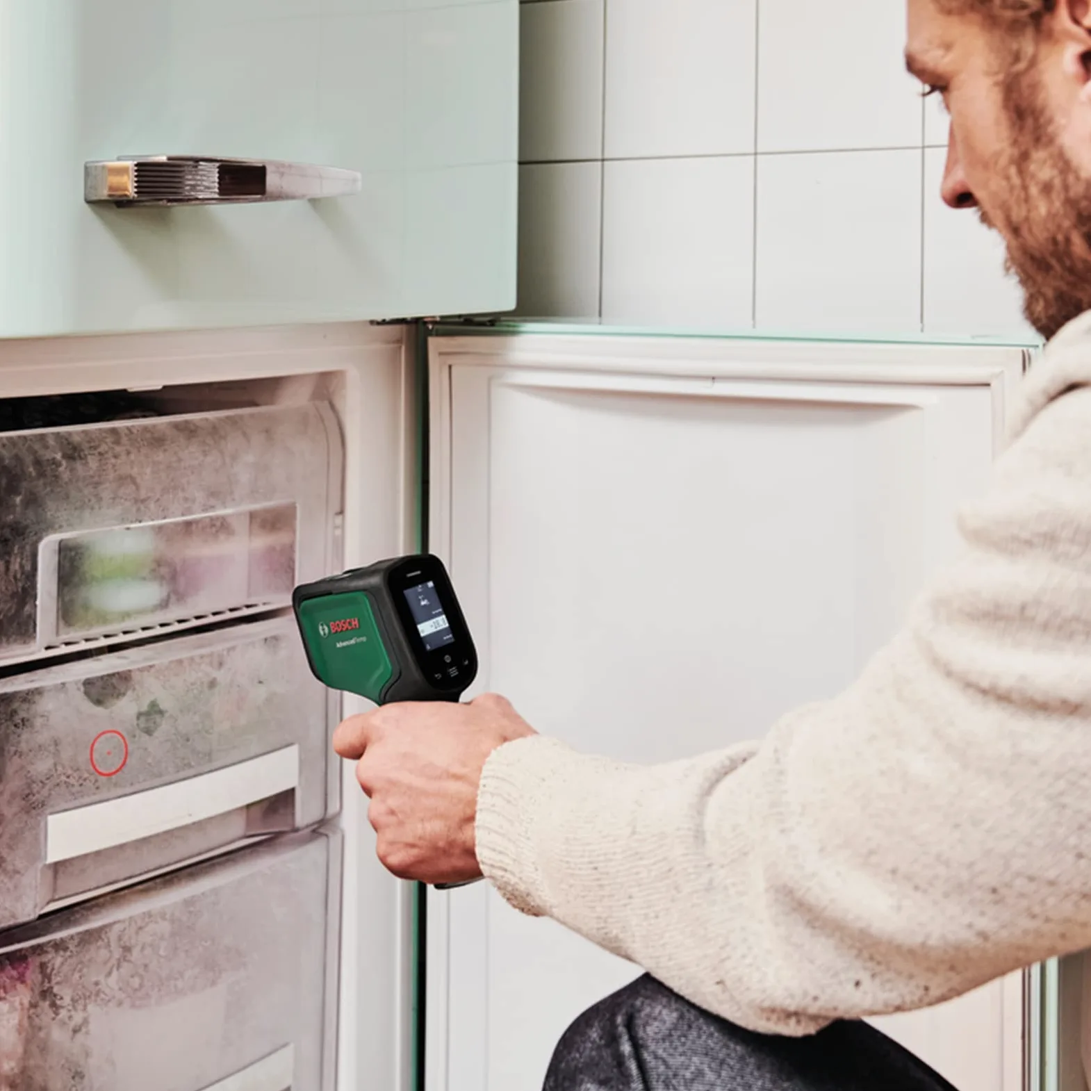 Bosch Infrarot Thermometer AdvancedTemp (-30°C bis +500°C, mit integrierter Schimmel- und Wärmebrücken-Erkennung, LED-Anzeige für einfache Interpretation, Gehäuse aus recyceltem Material, im Karton)