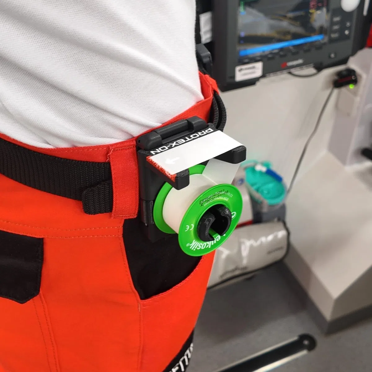PROTEX-ON Leukoplast-Halter für Rettungsdienst – Einhand-Tape-Halter mit Gürtelclip (Variante 2: Trageweise rechts)