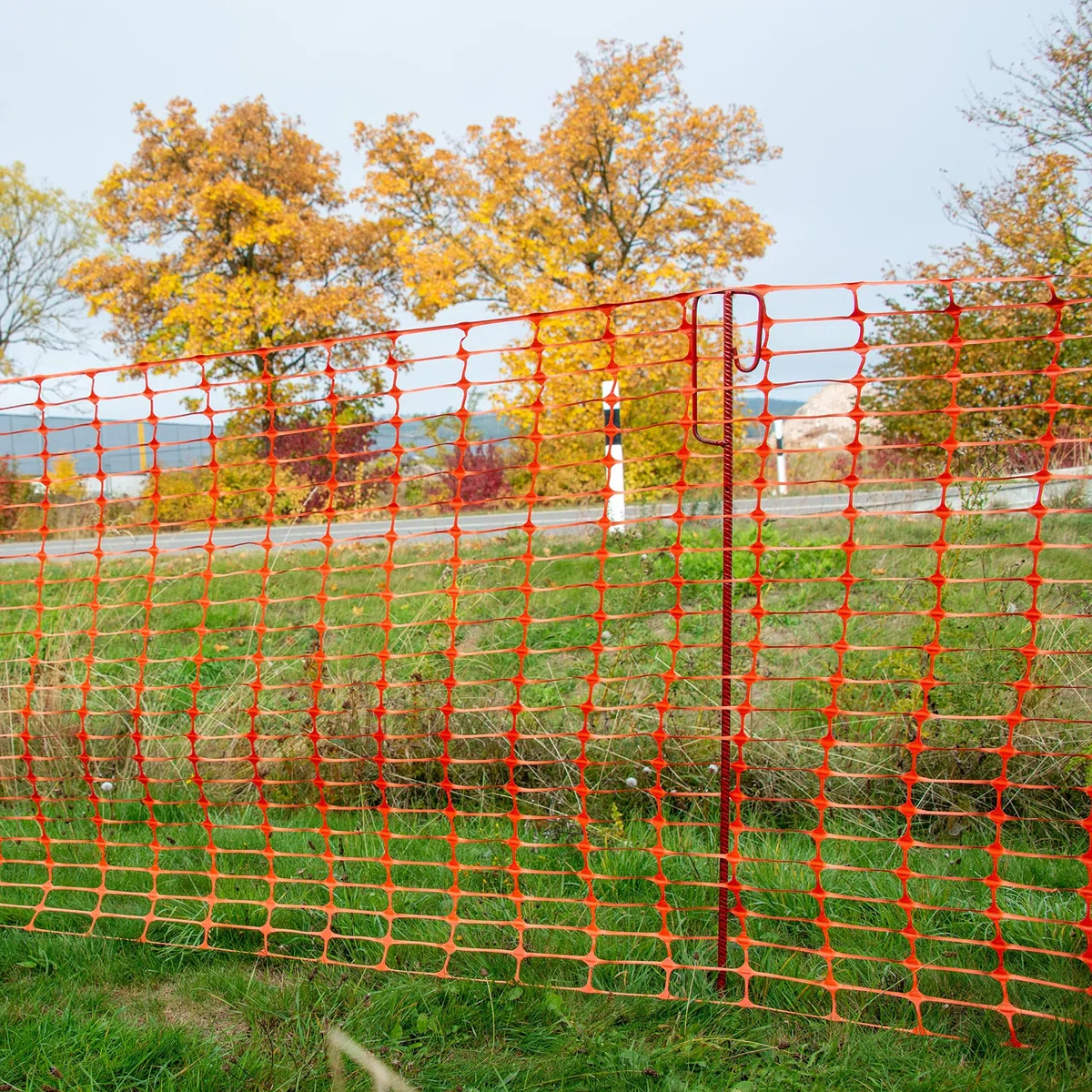 horizont Baustellenabsperrung, 50m lang, 1m hoch, Absperrzaun Set inkl. 10 Absperrleinenhalter für Baustellen, Kunststoff, orange, Absperrung, Fangzaun, flexibel, mobiles Netz