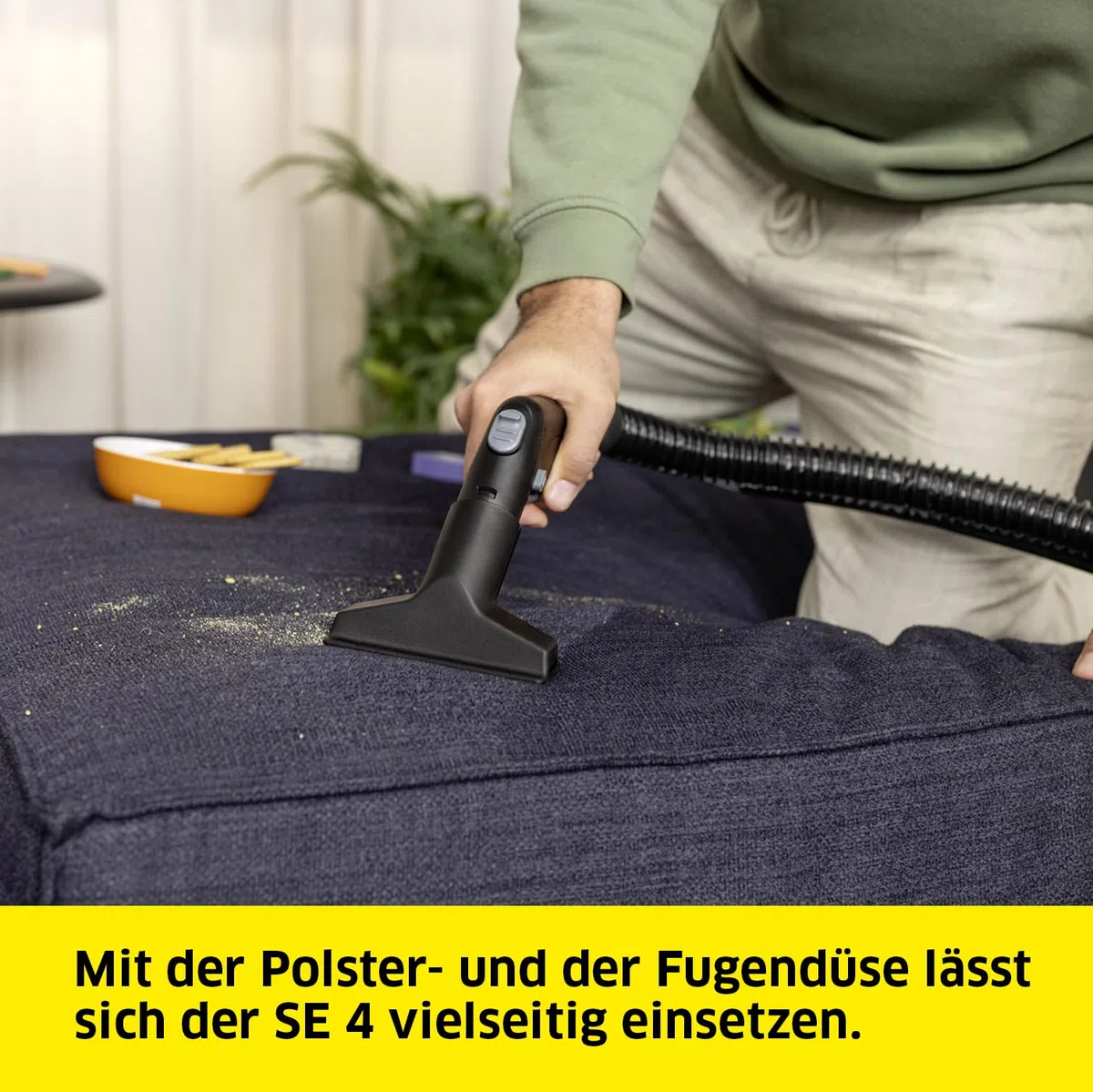 KÄRCHER Waschsauger SE 4, 2-in-1-Sprühsaugschlauch, Frisch- und Schmutzwassertank: 4 l,Waschbodendüse mit Hartbodenaufsatz, Clip-Bodendüse mit Hartboden- und Teppicheinsatz, Polster- & Fugendüse