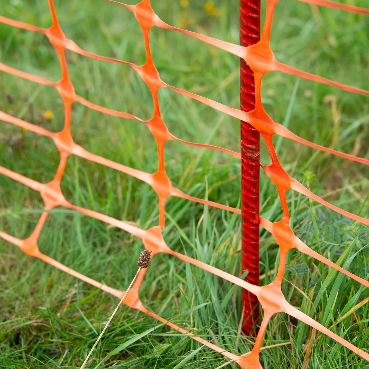 horizont Baustellenabsperrung, 50m lang, 1m hoch, Absperrzaun Set inkl. 10 Absperrleinenhalter für Baustellen, Kunststoff, orange, Absperrung, Fangzaun, flexibel, mobiles Netz