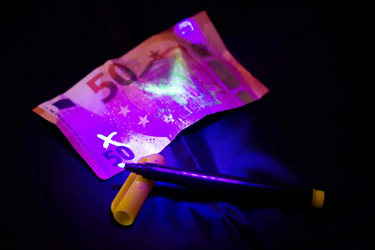 Diebesfallen Universal-Set. Gegenstände mit forensischem Pulver markieren, Diebe sofort oder diskret mit mitgeliefertem UV-Licht überführen. BONUS inklusive: Markierungsstift.