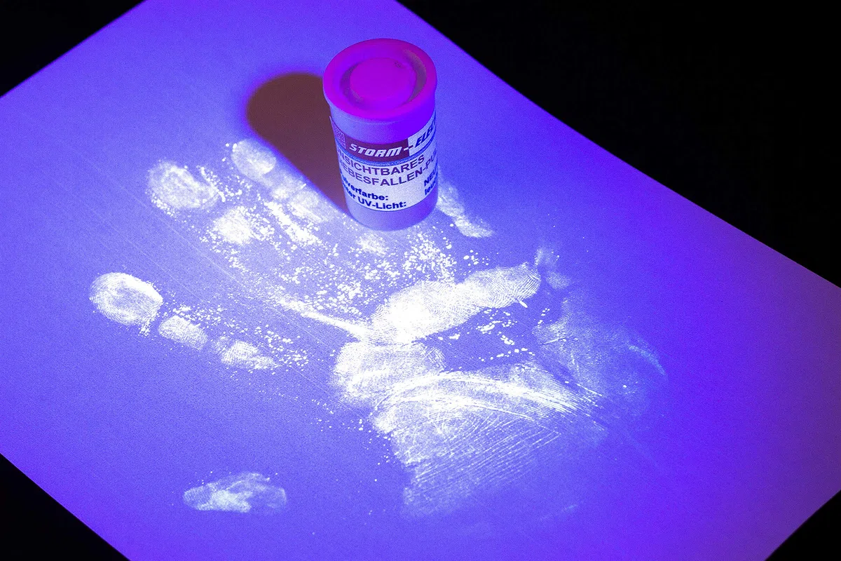 Diebesfallen Universal-Set. Gegenstände mit forensischem Pulver markieren, Diebe sofort oder diskret mit mitgeliefertem UV-Licht überführen. BONUS inklusive: Markierungsstift.