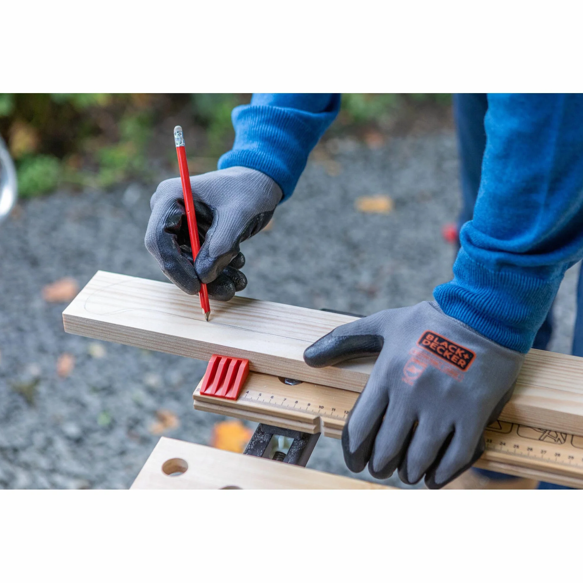 BLACK+DECKER tragbare Werkbank für Werkstatt - Sägebock Werkbank klappbar als Werkstatteinrichtung (freistehend, Abmessung der Arbeitsplatte: 610x250 mm, max. Tragkraft: 160 kg) WM301
