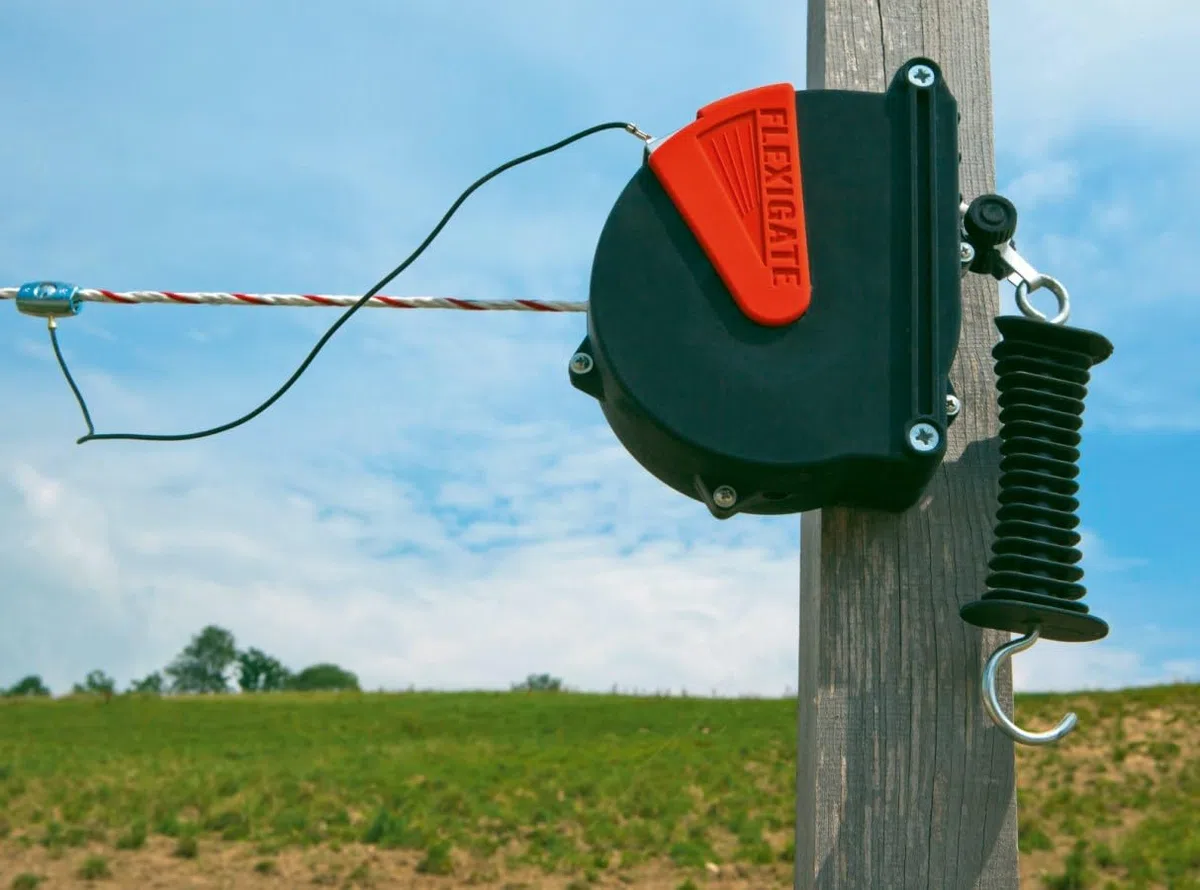 AKO Fencing FlexiGate mit 6 mm Seil, Torsystem, Weidetor, Durchgang, schwarz/rot, bis 7,5 m, Pferdehalter, Landwirte, kein Verdrecken, kein Einklemmen