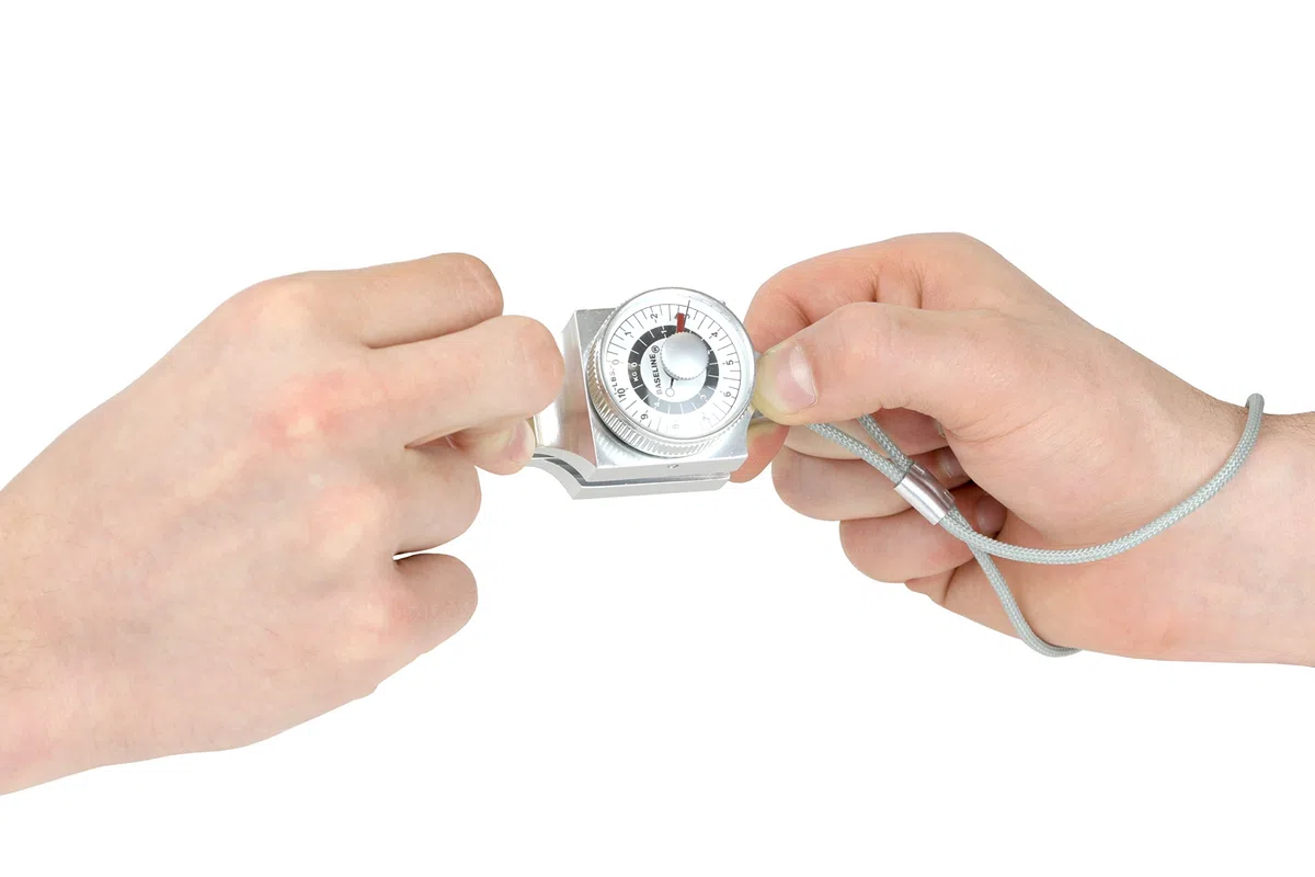 Baseline Mechanical Pinch Gauge Silber 4,5 kg Kapazität – Handkraftmessgerät für Spitzen-, Schlüssel- und Palmargriffmessung mit Transportkoffer