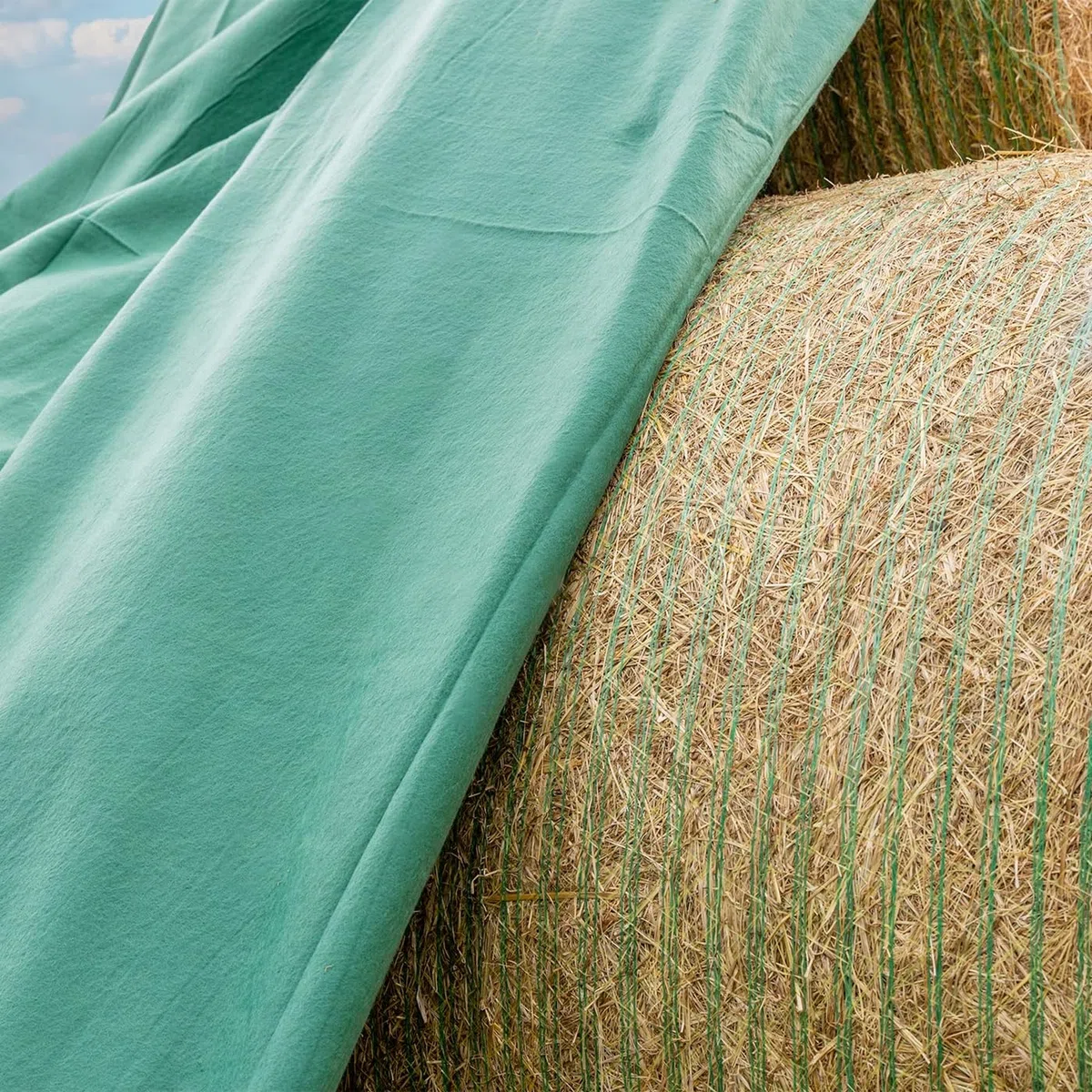 VOSS.farming Heuvlies 9,8 x 12,5m, Strohvlies, Strohballenschutz, Rundballen-Vlies 140g/m²