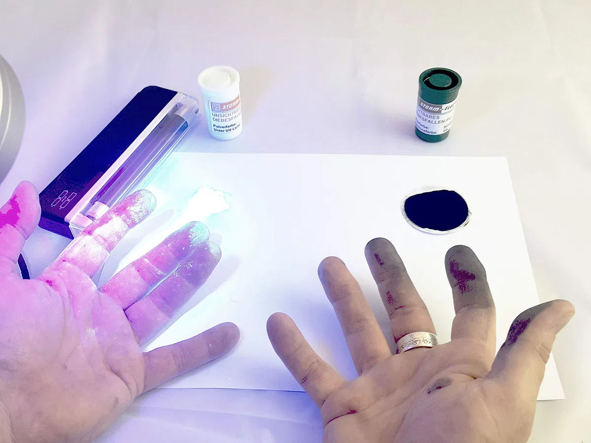 Diebesfallen Universal-Set. Gegenstände mit forensischem Pulver markieren, Diebe sofort oder diskret mit mitgeliefertem UV-Licht überführen. BONUS inklusive: Markierungsstift.