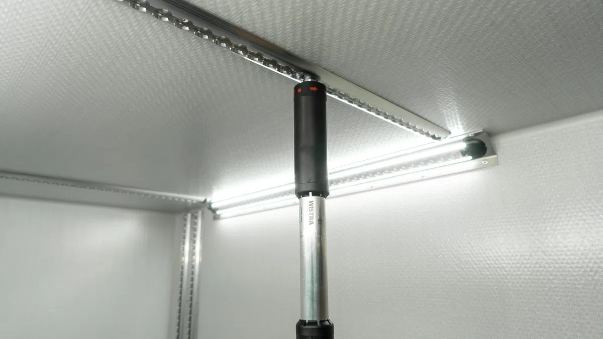 Twister Beam ALU Rundsperrbalken Sperrstange Airlineschiene Schutzüberzug Ladungssicherung Klemmbalken mit PVC Ummantelung und Drehfedersystem (1000-1350 mm)