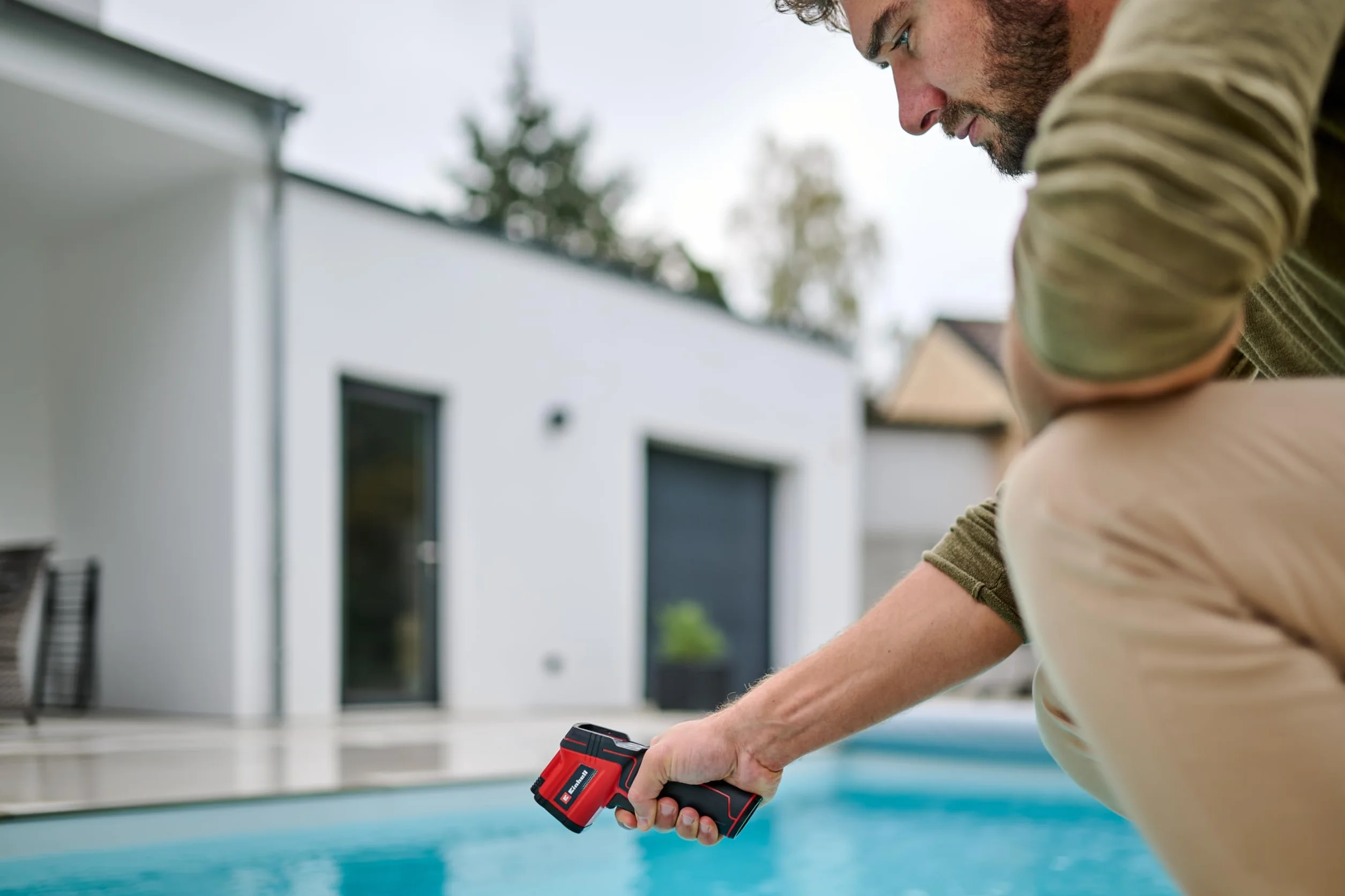 Einhell Infrarot-Thermometer TC-IT 550 (-50 bis +550 °C, 3 Emissionsgrade einstellbar, LCD-Display mit Hintergrundbeleuchtung, Messungen in °C und °F)
