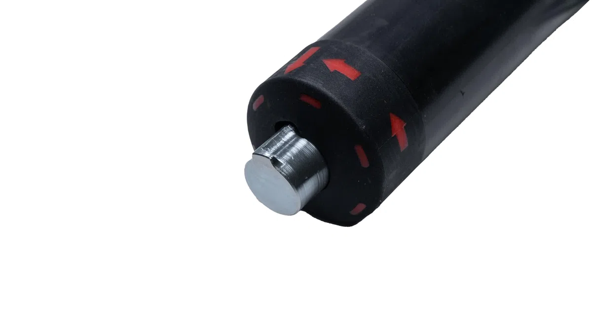 Twister Beam ALU Rundsperrbalken Sperrstange Airlineschiene Schutzüberzug Ladungssicherung Klemmbalken mit PVC Ummantelung und Drehfedersystem (1000-1350 mm)