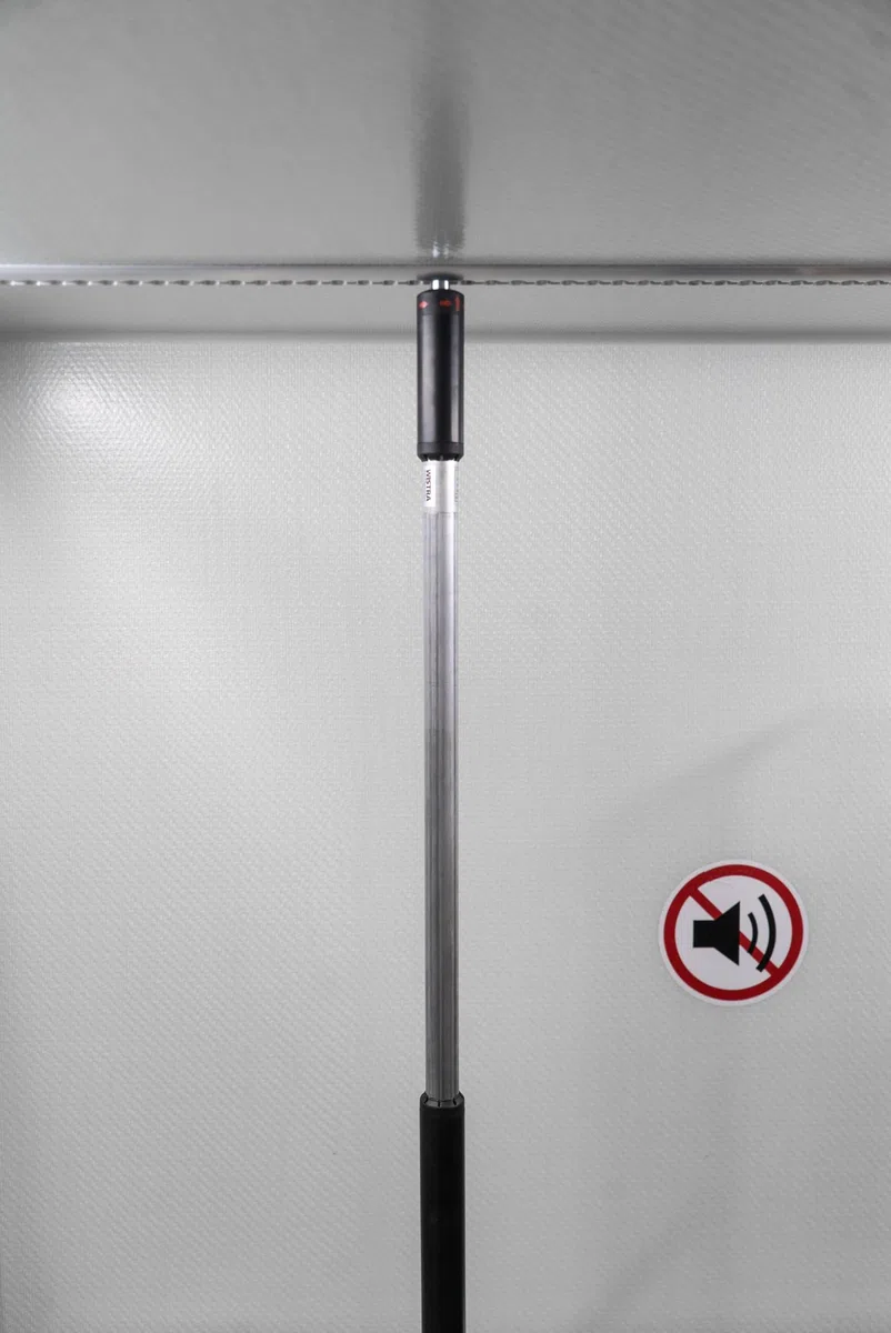 Twister Beam ALU Rundsperrbalken Sperrstange Airlineschiene Schutzüberzug Ladungssicherung Klemmbalken mit PVC Ummantelung und Drehfedersystem (1000-1350 mm)