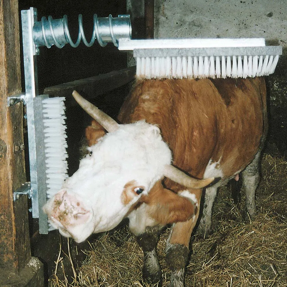 Kerbl Viehbürste Euro - Farm Bürste mit Feder für Tiere 29325