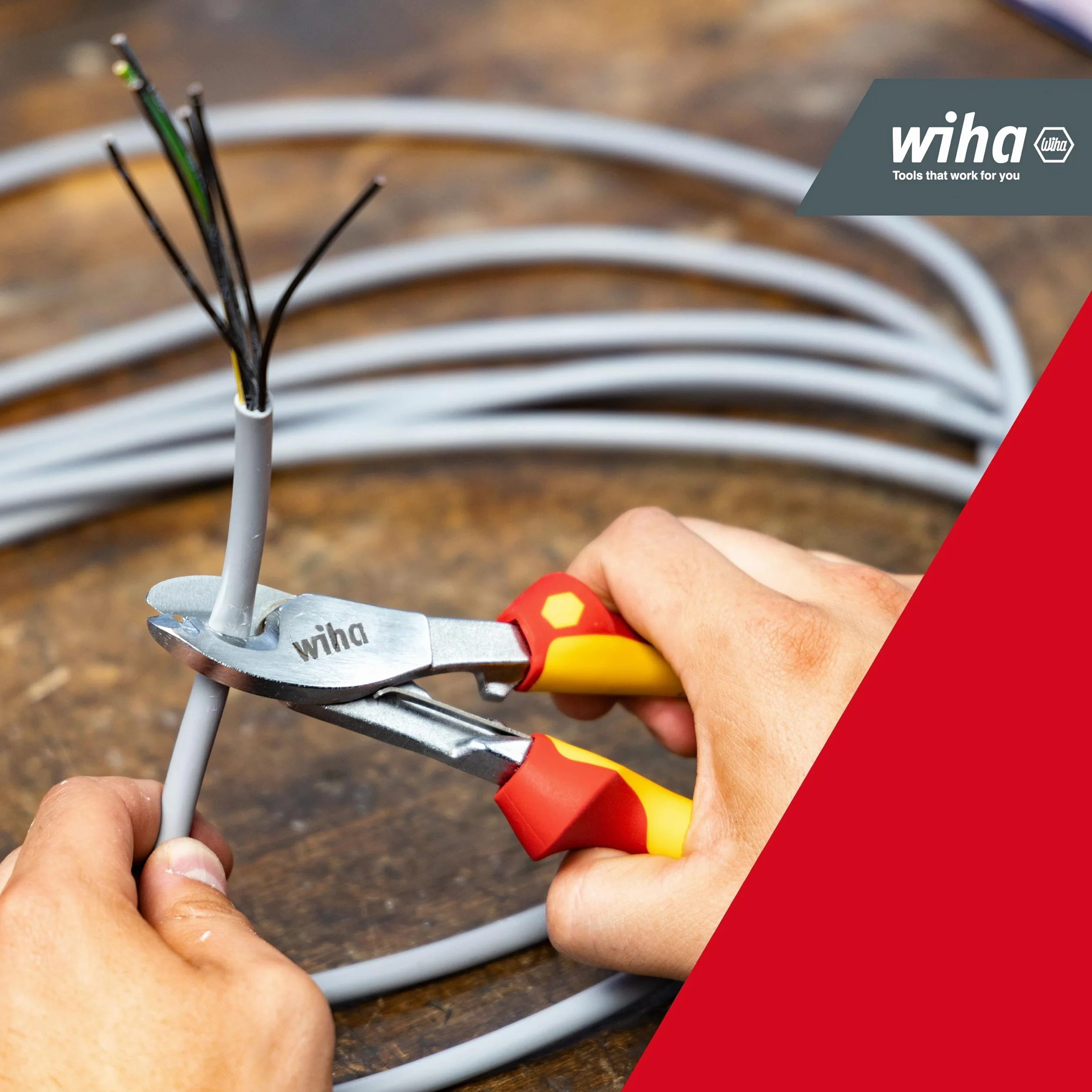 Wiha Kabelschneider Professional electric mit ein- und ausschaltbarer Öffnungsfeder I 180 mm, 7" I VDE- und GS-geprüft I Elektrikerzange (43664)