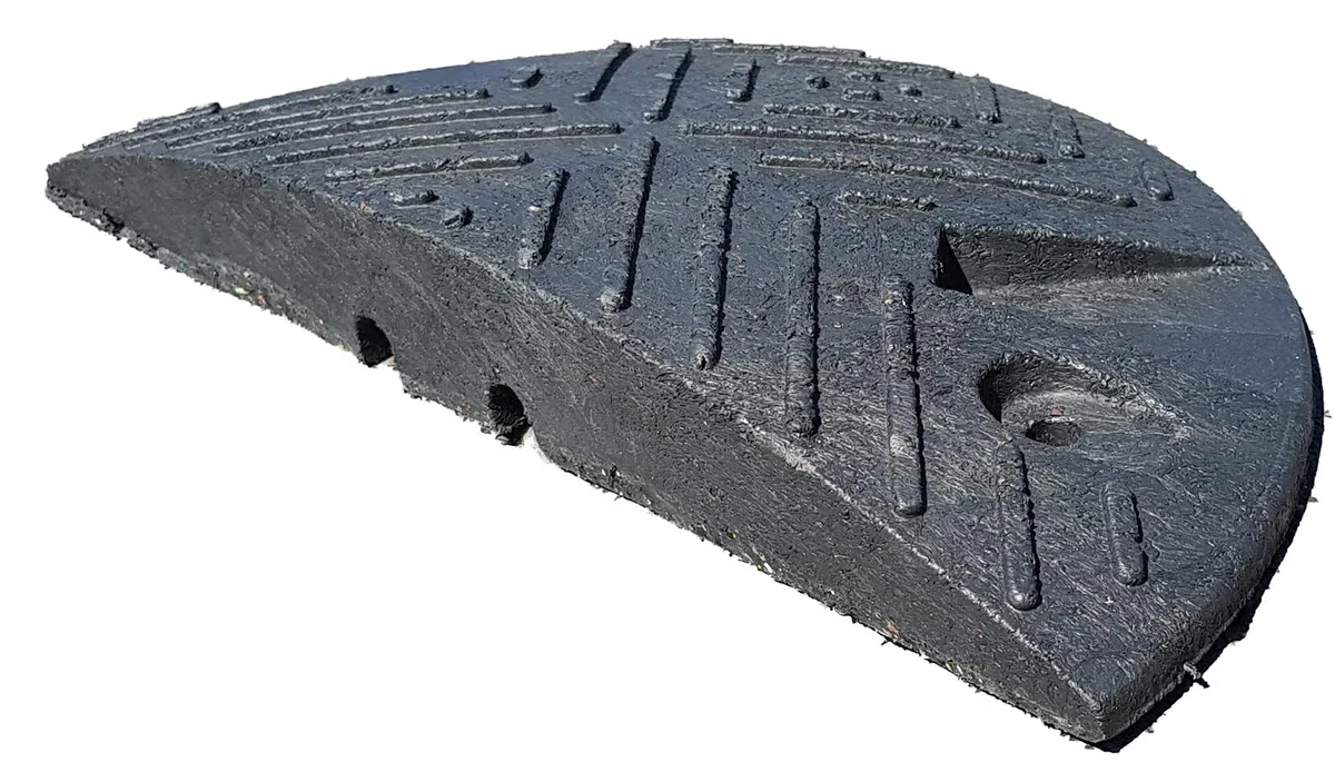 UvV Tempohemmschwelle 20 Km/h aus Recyclingmaterial (Bodenschwelle) zur Verkehrsberuhigung (Anfang, Ende Schwarz, 25 cm)