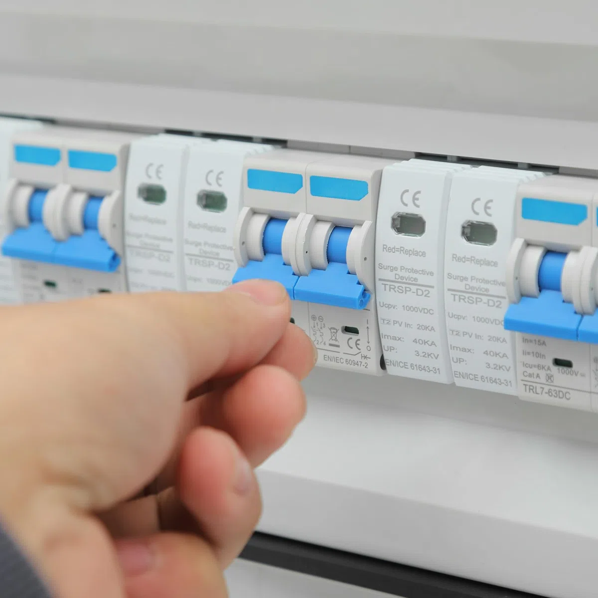 Überspannungsschutz PV, PV DC 1000V -15A Trennschalter PV Anlage, DC-Solaranschlusskasten IP65 Wasserdicht für Wohnmobile Off-Grid Systeme (4 Eingänge, 4 Ausgänge)