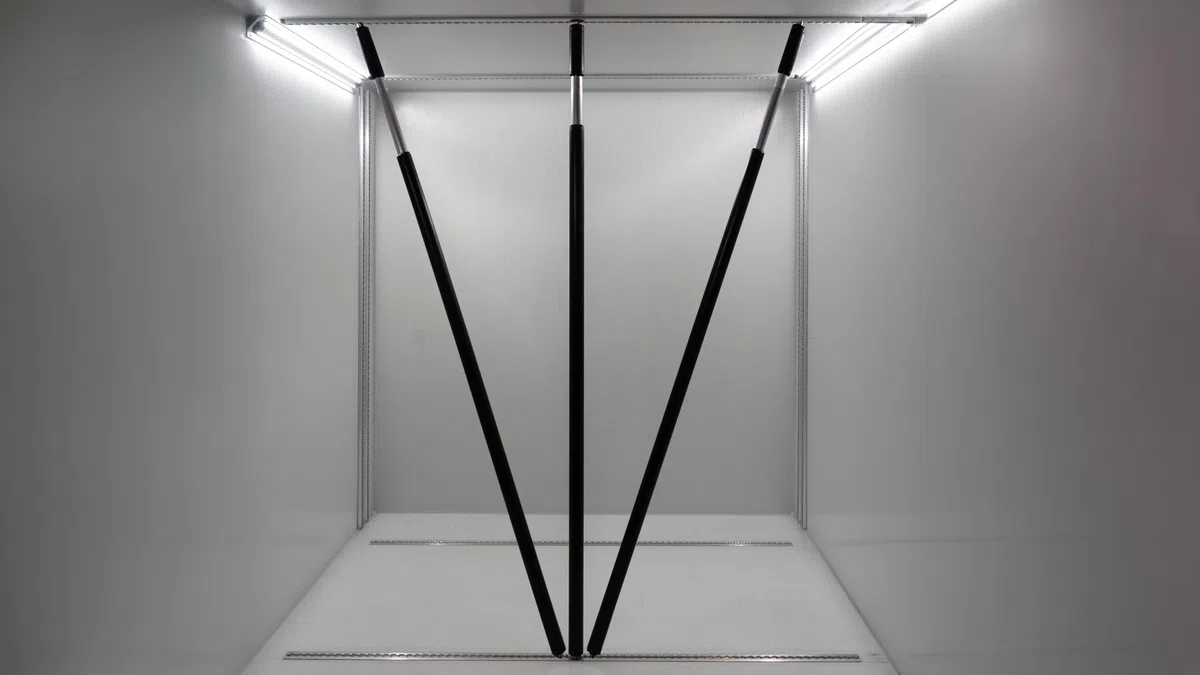 Twister Beam ALU Rundsperrbalken Sperrstange Airlineschiene Schutzüberzug Ladungssicherung Klemmbalken mit PVC Ummantelung und Drehfedersystem (1000-1350 mm)