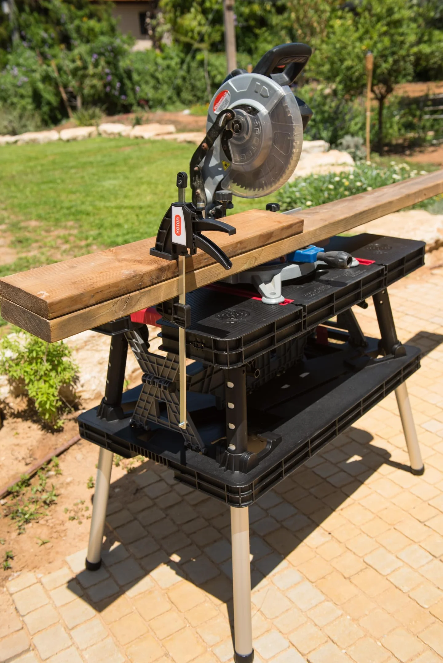 Keter Werkzeugbank faltbar Master Pro Serie Folding Work Table, Kunststoff, bis 450kg belastbar, inklusive Zwei 30cm Klemmen, wetterfest, Maße: 91x55,5x75,5cm