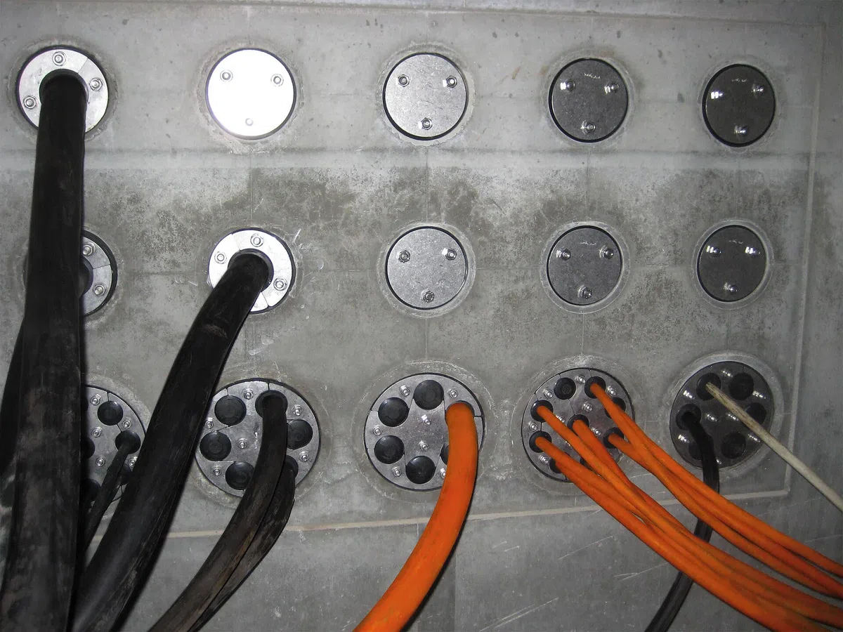 Ringraumdichtung Ø 125 mm für 3 Kabel/Rohre mit Ø 10-40 mm. Mit Segmentringtechnik, HRD125 SG