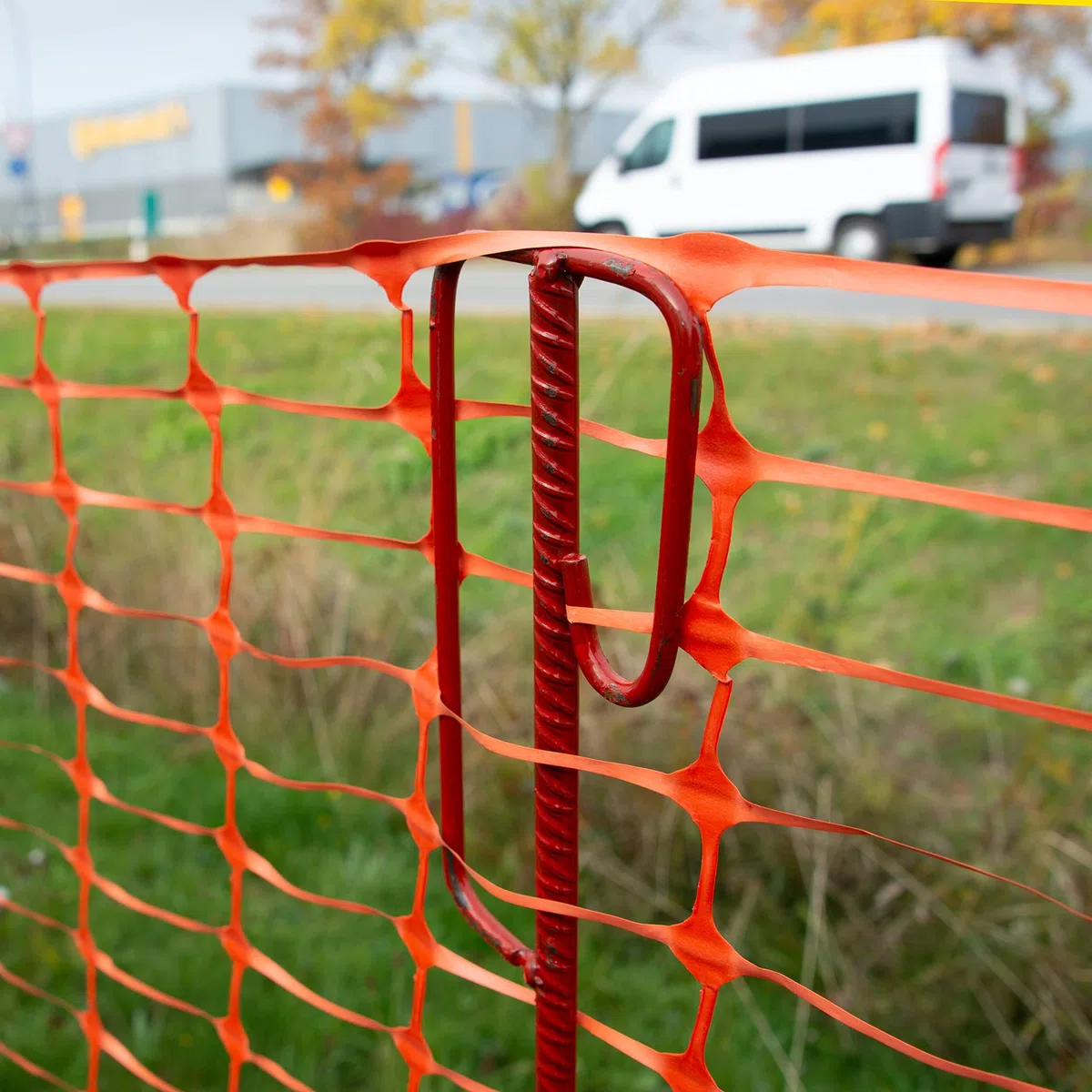 horizont Baustellenabsperrung, 50m lang, 1m hoch, Absperrzaun Set inkl. 10 Absperrleinenhalter für Baustellen, Kunststoff, orange, Absperrung, Fangzaun, flexibel, mobiles Netz