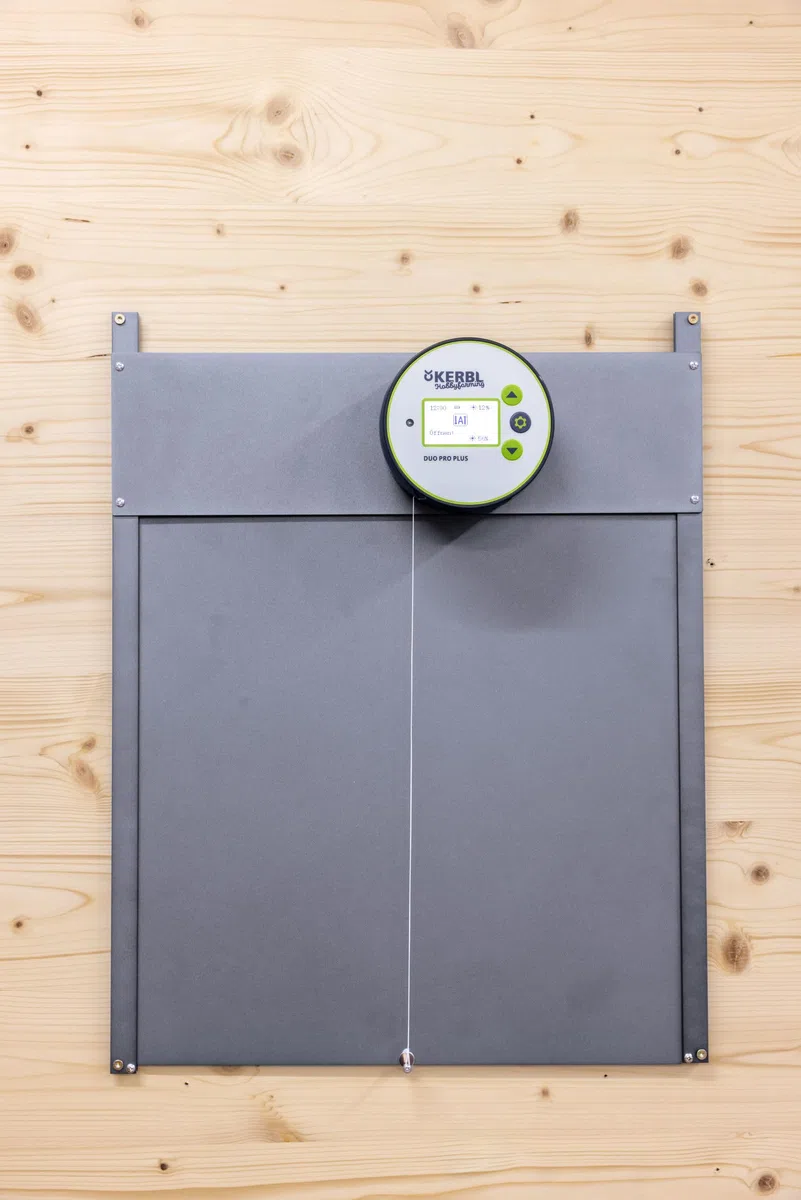 Kerbl Hobbyfarming Automatische Hühnertür Duo Pro Plus, Hühnerklappe, Kunststoff/Aluminium, Größe L, 56x44cm, Tageslicht- und Zeitsteuerung, Selbstverriegelung, 70532