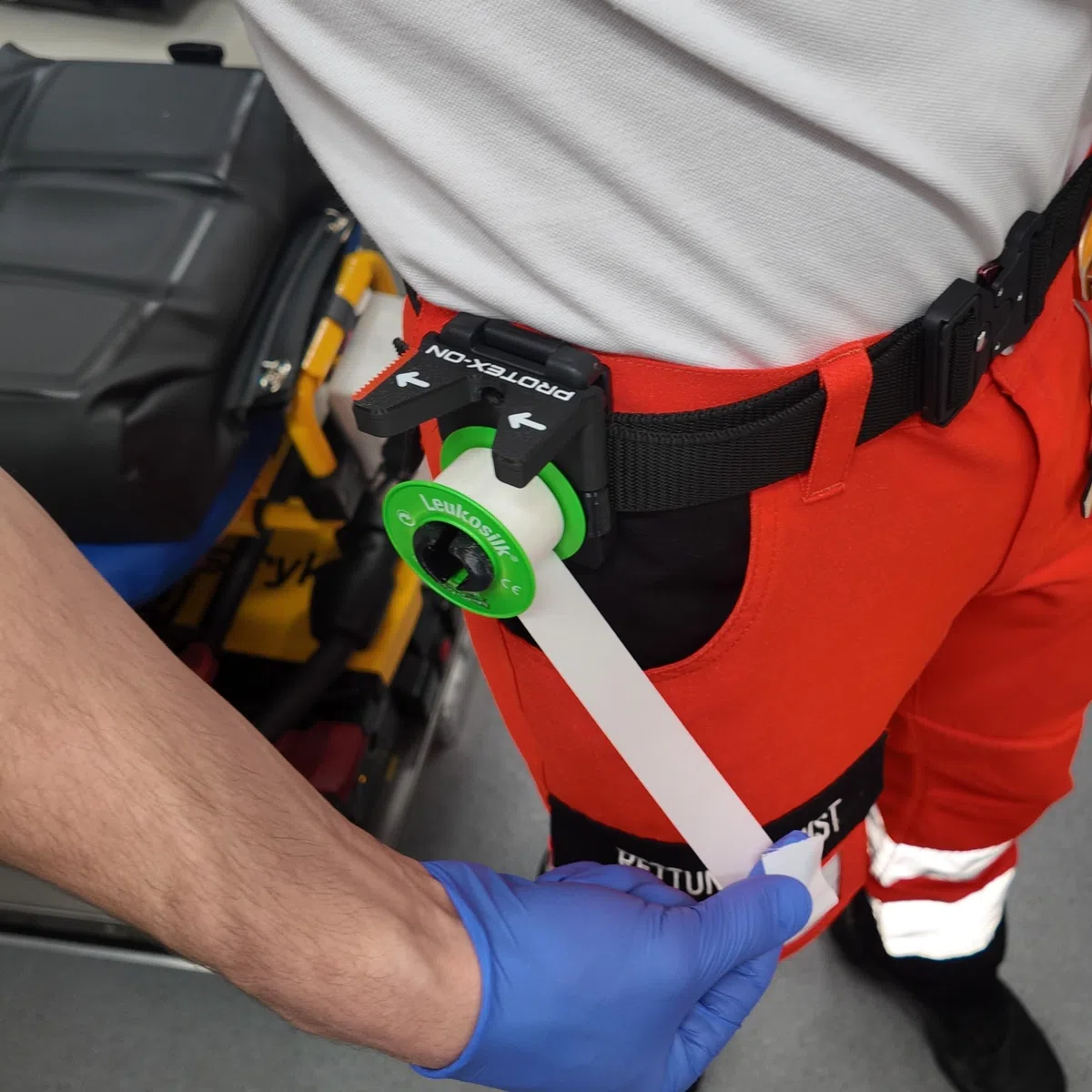 PROTEX-ON Leukoplast-Halter für Rettungsdienst – Einhand-Tape-Halter mit Gürtelclip (Variante 2: Trageweise rechts)