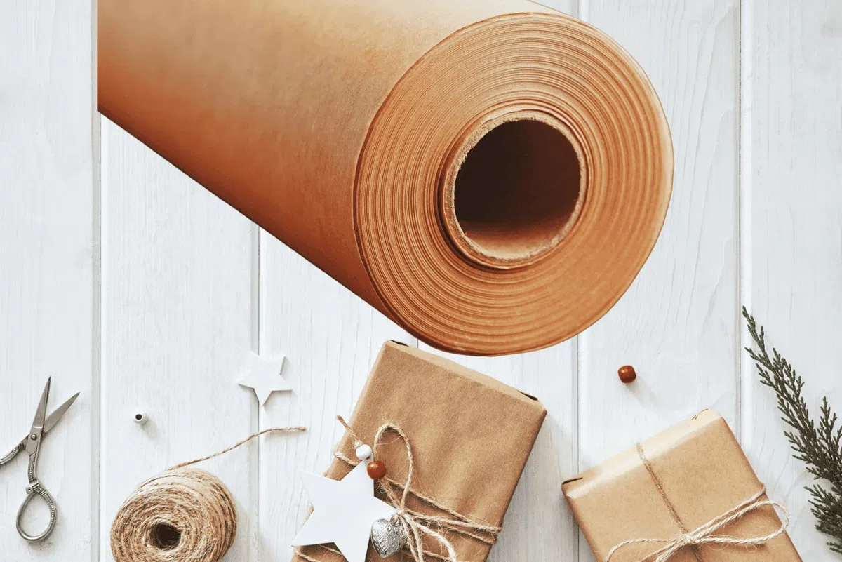 Rolle aus naturbraunem Kraftpapier. Erhältlich in Längen von 100 bis 300 Metern und Breiten von 30, 60, 90 oder 105 cm. (30 cm x 300 m - 45g/m2)