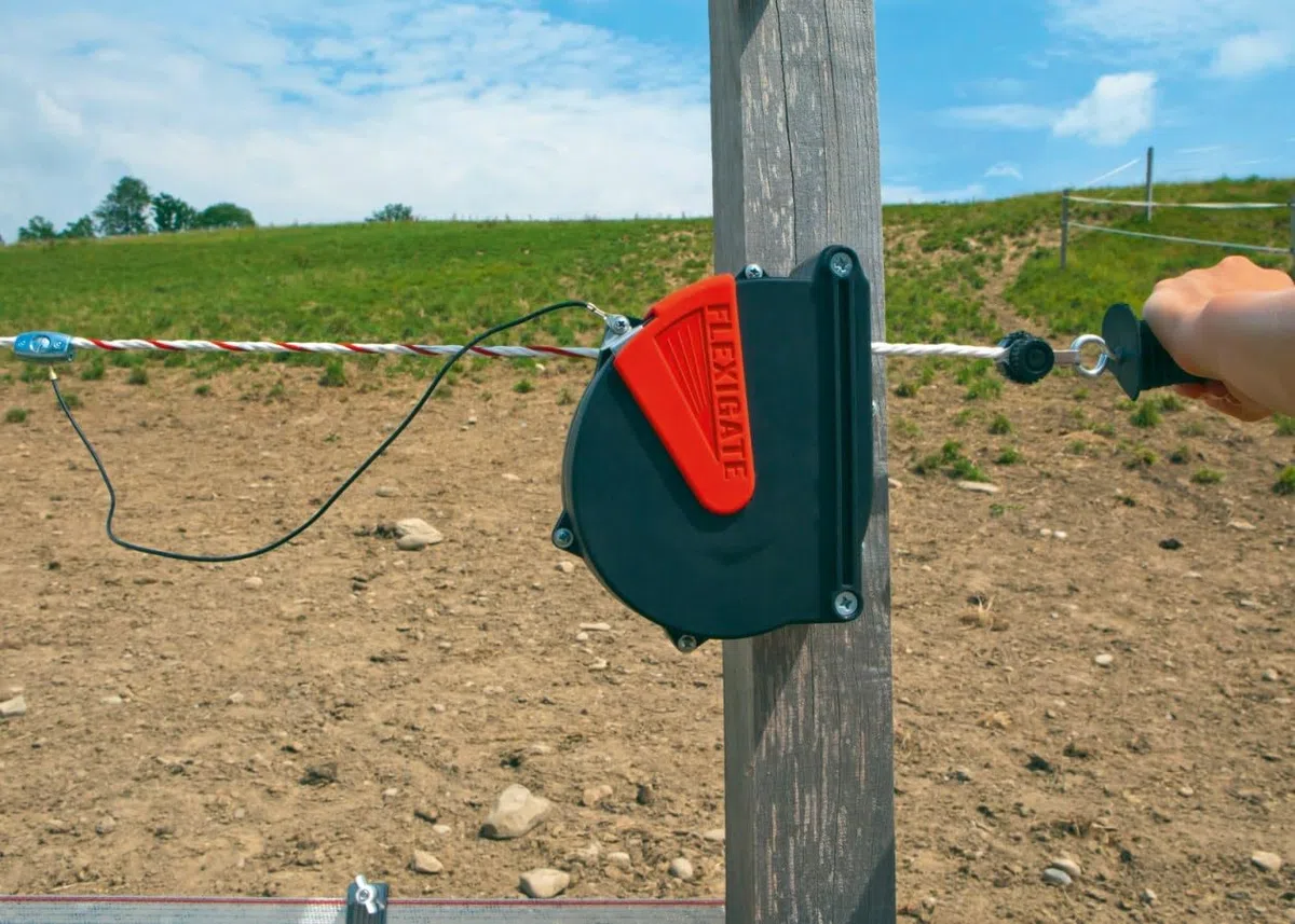 AKO Fencing FlexiGate mit 6 mm Seil, Torsystem, Weidetor, Durchgang, schwarz/rot, bis 7,5 m, Pferdehalter, Landwirte, kein Verdrecken, kein Einklemmen