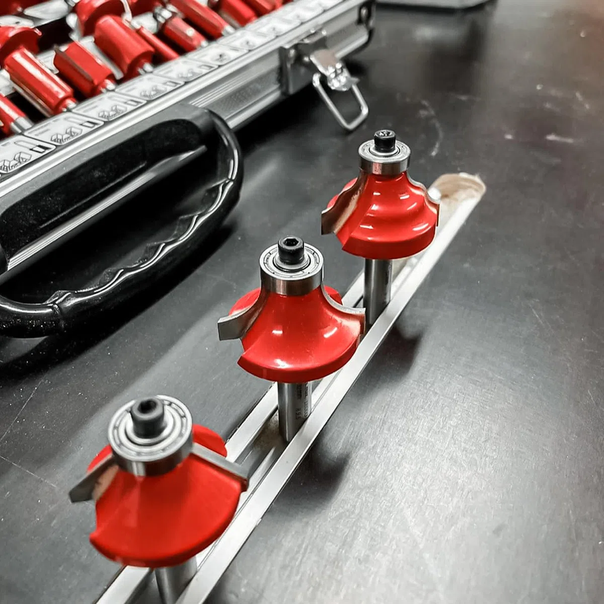 WALTER Fräser-Set: 50-teilig, hochwertiger Carbonstahl, universeller 8 mm Schaft, hartmetallbestückte Klinge. Inklusive Nut- und Fasefräsern. Mit Aluminiumkoffer für sicheren Transport